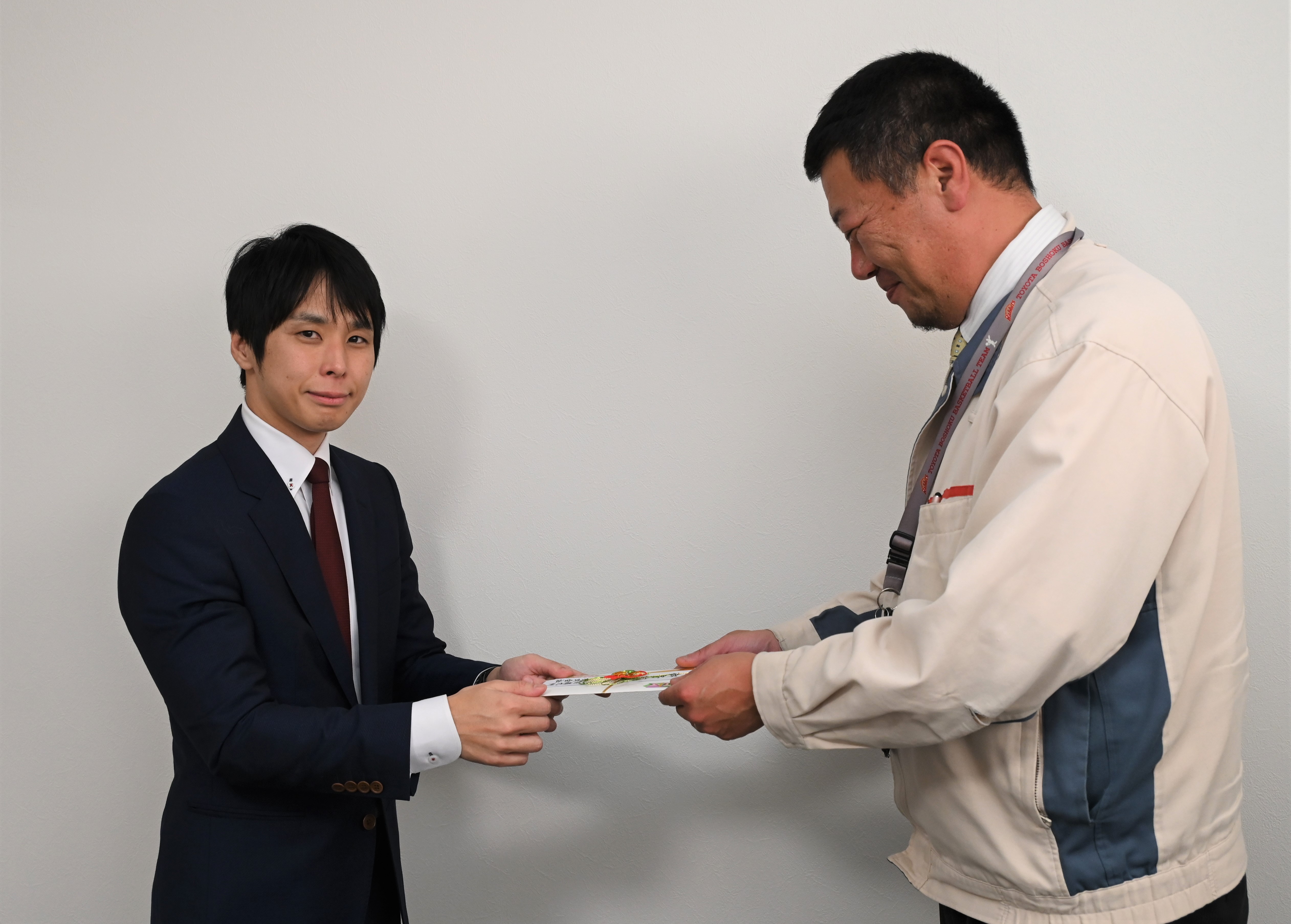寄付金を受け取る「佐賀子ども支援の輪」の下津浦理事長